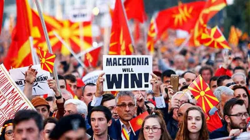 Προκαλούν οι Σκοπιανοί! Φωτογραφία σοκ μπροστά από την πινακίδα περιφέρειας Δυτικής Μακεδονίας